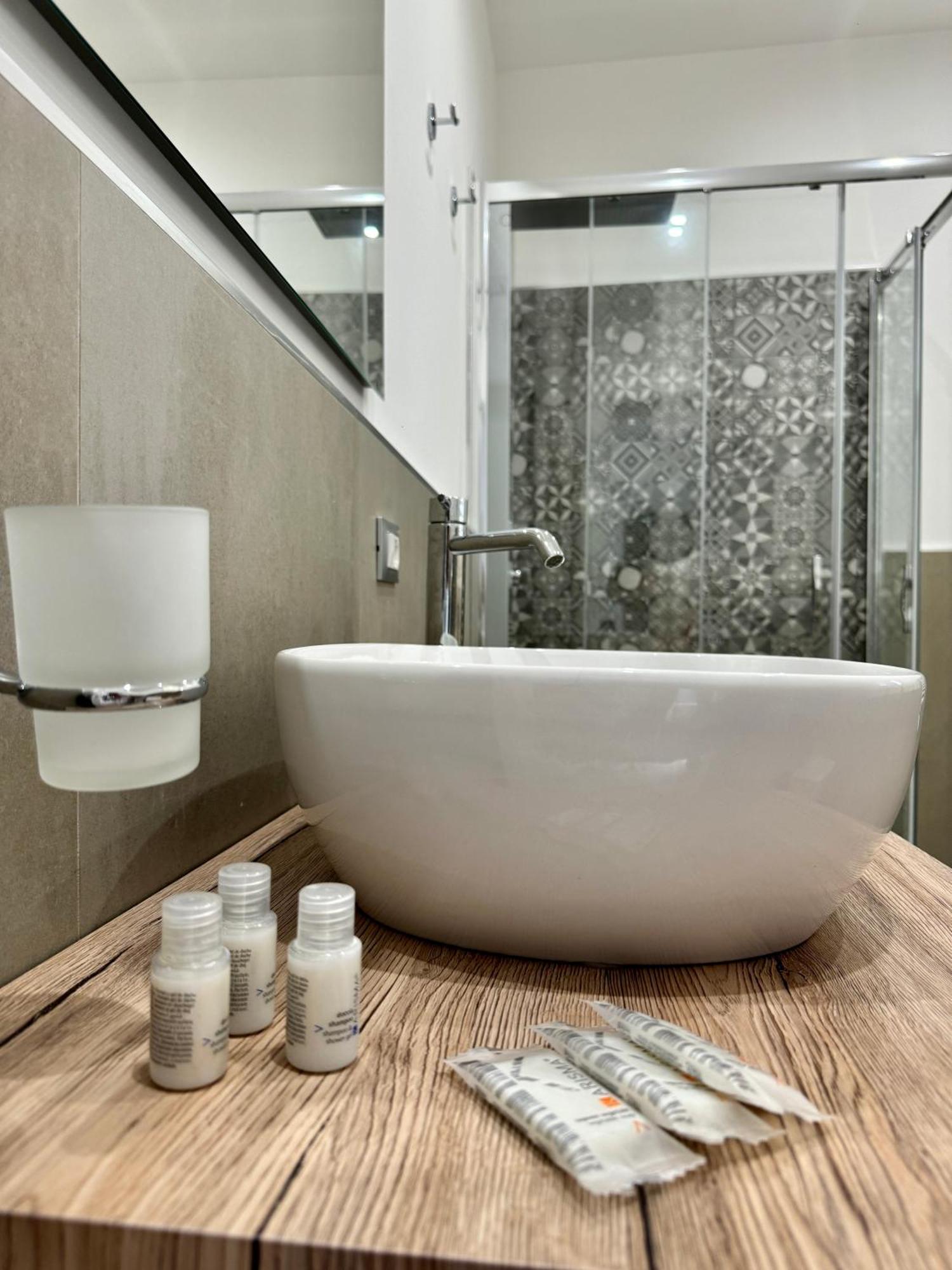 Terrasini Center Apartments Bagian luar foto