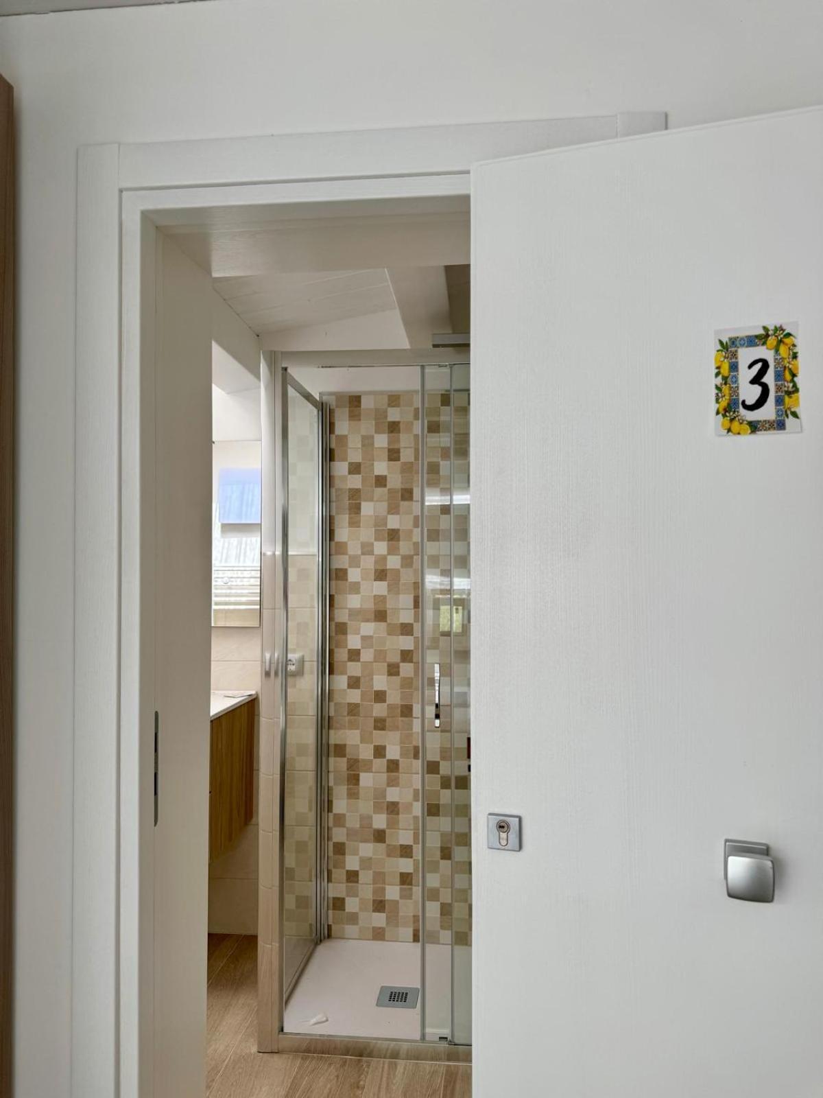 Terrasini Center Apartments Bagian luar foto