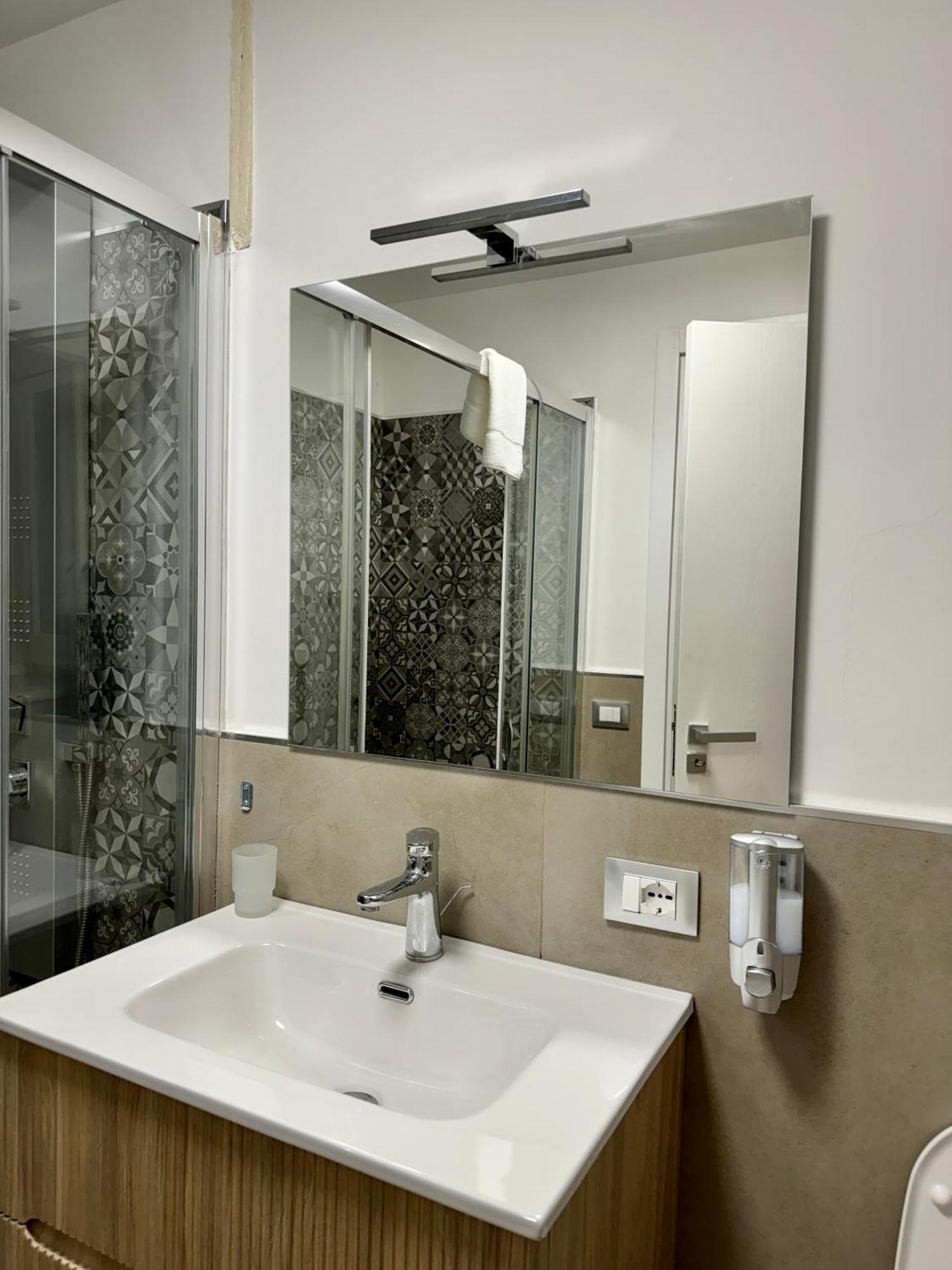 Terrasini Center Apartments Bagian luar foto