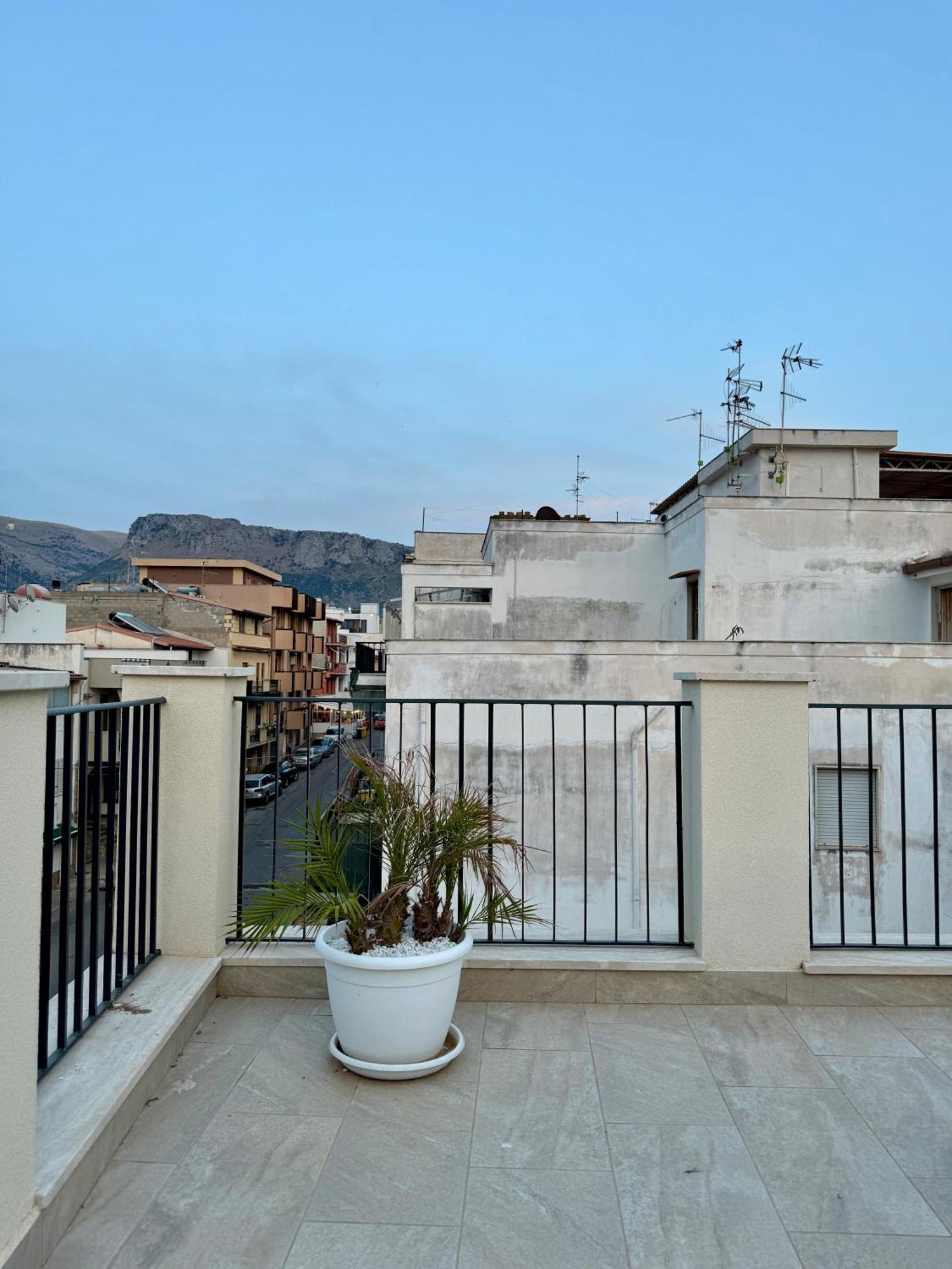 Terrasini Center Apartments Bagian luar foto