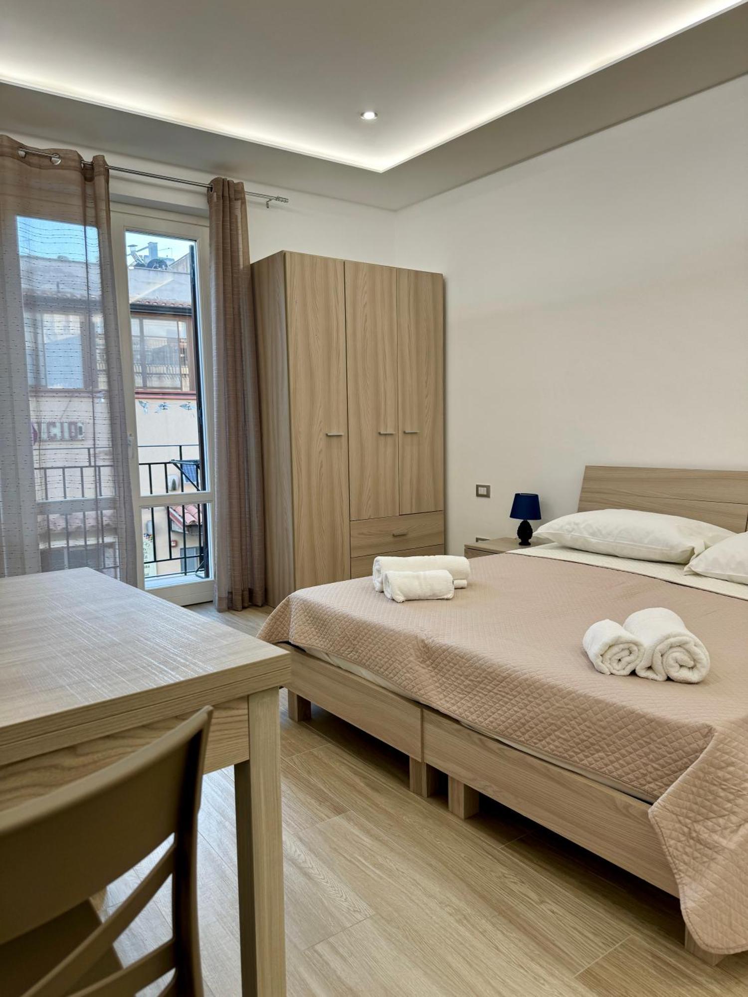Terrasini Center Apartments Bagian luar foto
